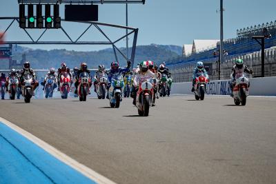 Giacomo Agostini leads Yamaha Heritage Club bikes at Le Castellet. - Yamaha Racing