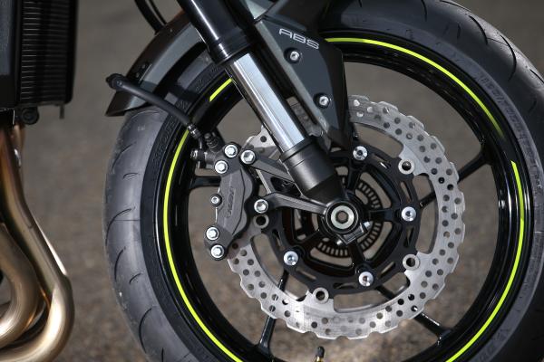 Kawasaki Z900 brakes