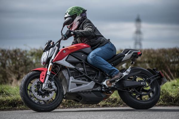 Zero Motorcycles SR/F with rider wear Joker Ruroc ATLAS 4.0 helmet, black leather jacket, blue riding jeans and brown riding boots.