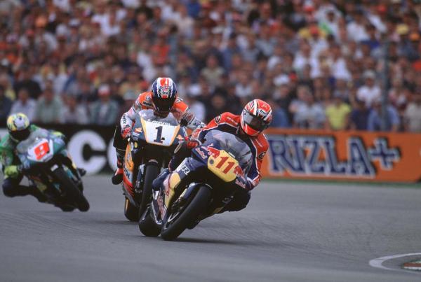 Simon Crafar leading Mick Doohan into a corner