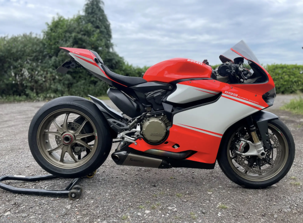 Ducati 1199 Superleggera - side