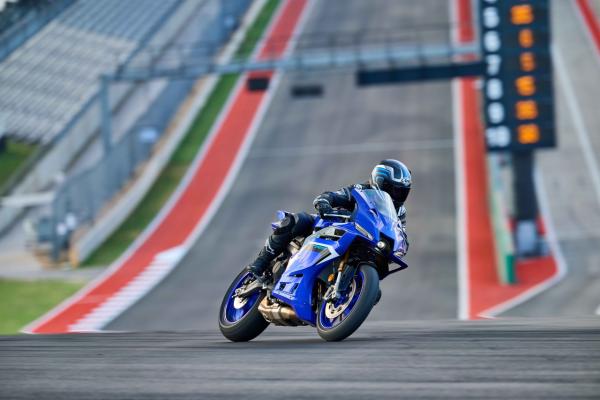 The Yamaha R9 riding on track