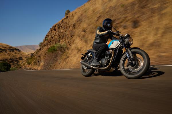 Triumph Speed Twin 900 riding