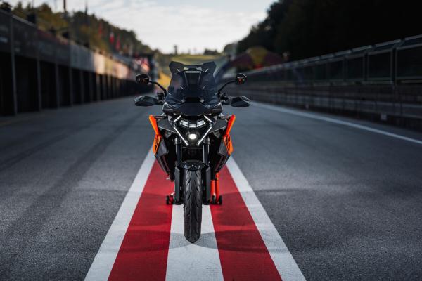 2025 KTM 1390 SUPER DUKE GT front