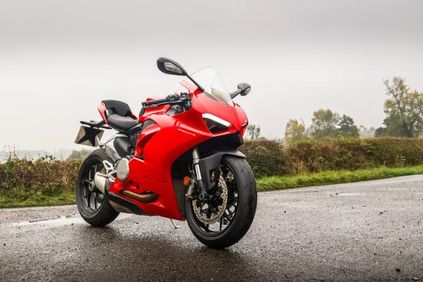 Ducati Panigale V2 - front 