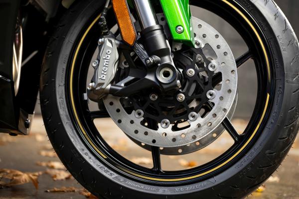 The Brembo M4 brakes are on the found on the SE version of the bike