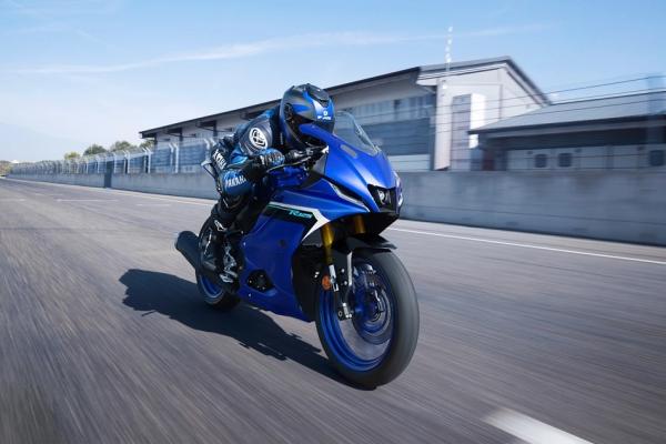 Yamaha R125 riding on track