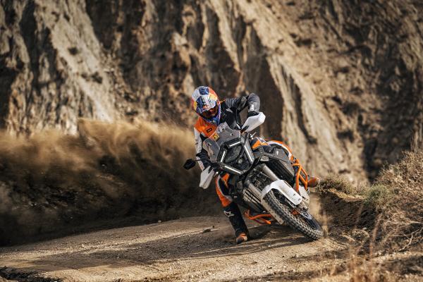 2025 KTM 1390 SUPER ADVENTURE R turning