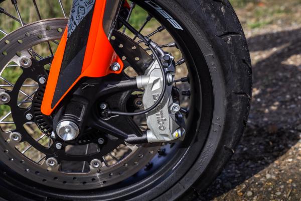 KTM 690 SMC R - fork/brake detail