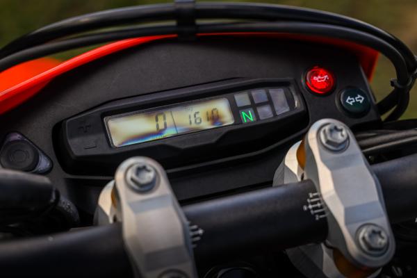 KTM 690 SMC R - dash