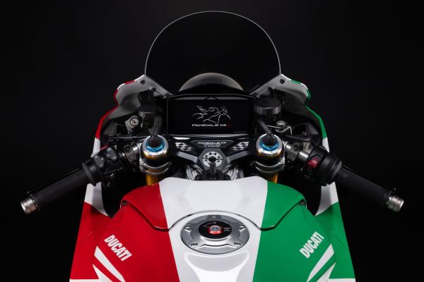 The cockpit of the Panigale Tricolore