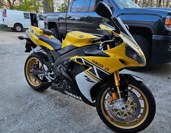 A 2006 Yamaha R1 LE