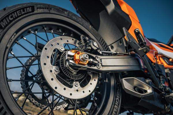 The rear swingarm on the 390 SMC R is shared across with the 125