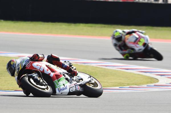 Stefan Bradl leads Andrea Iannone, 2014 Argentinian Grand Prix.