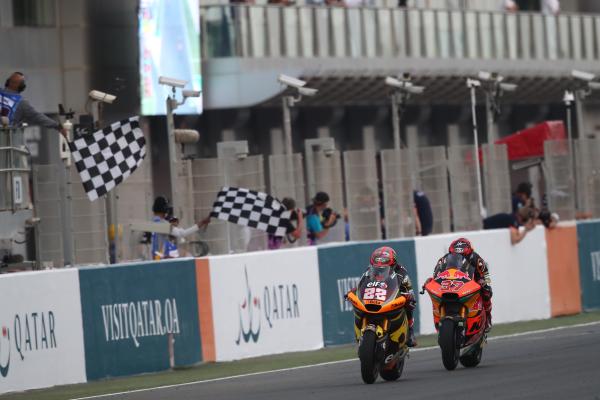 Sam Lowes, Augusto Fernandez take the checkered flag in Qatar 2022.