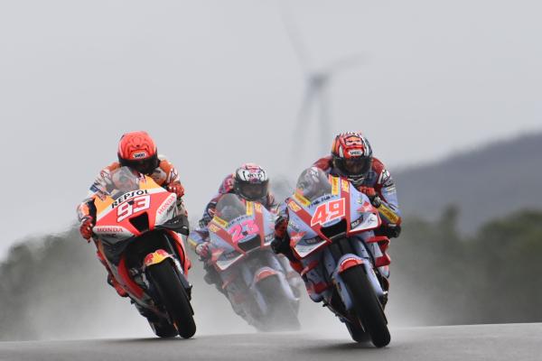 Gresini Racing riders sandwich Marc Marquez, 2022 Portuguese Grand Prix.