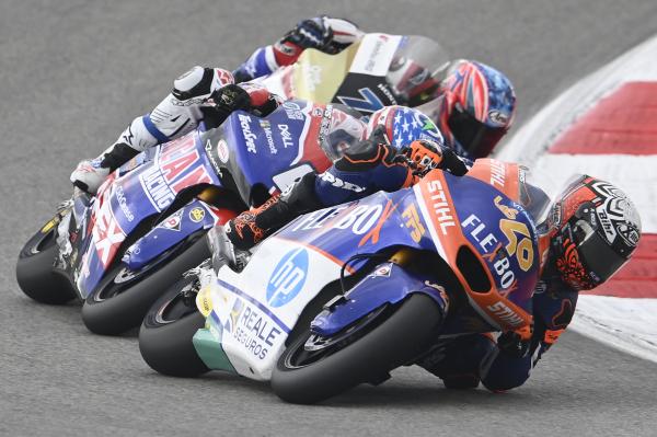 Aron Canet leads Cameron Beaubier, 2022 Moto2 Portuguese Grand Prix.