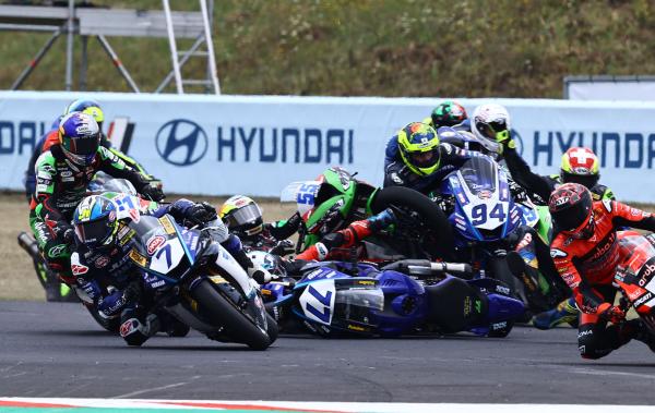 WorldSSP Race 1 Turn 1 pile-up, Most, Dominique Aegerter