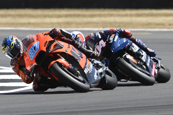 Remy Gardner leads Andrea Dovizioso, 2022 British Grand Prix. - Gold and Goose