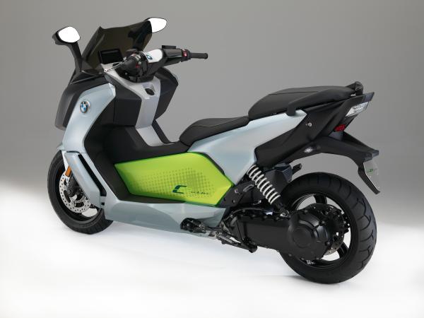 BMW’s electric scoot gets 100-mile range