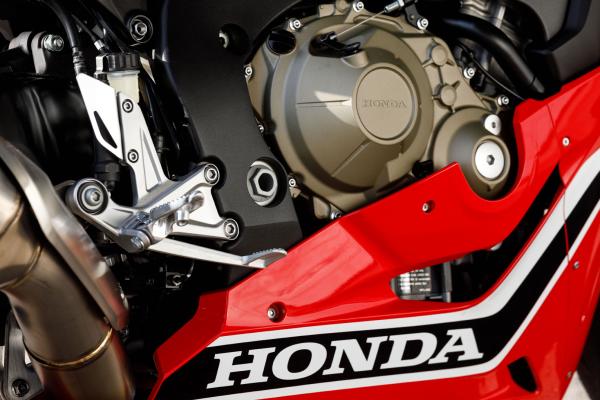 Honda CBR1000RR Fireblade 2017 engine