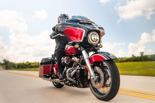 CVO-Street-Glide-Riding