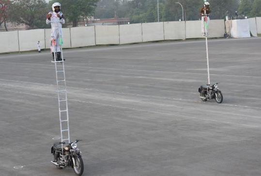 Indian soldiers set new 10-hour record riding on ladders