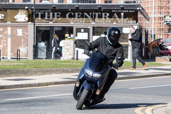 Yamaha NMAX 2021 front view lean