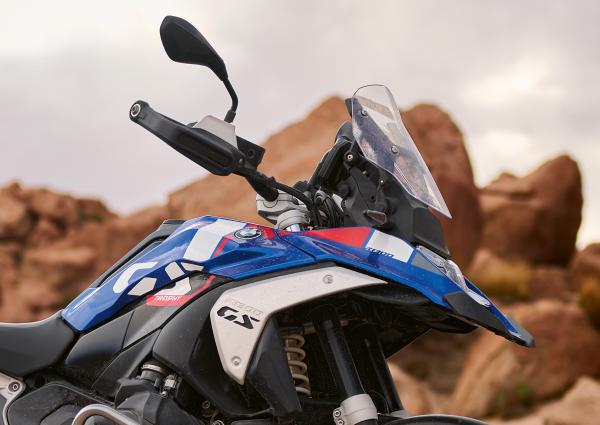 The front end and suspension of the R 1300 GS adventure motorcycle