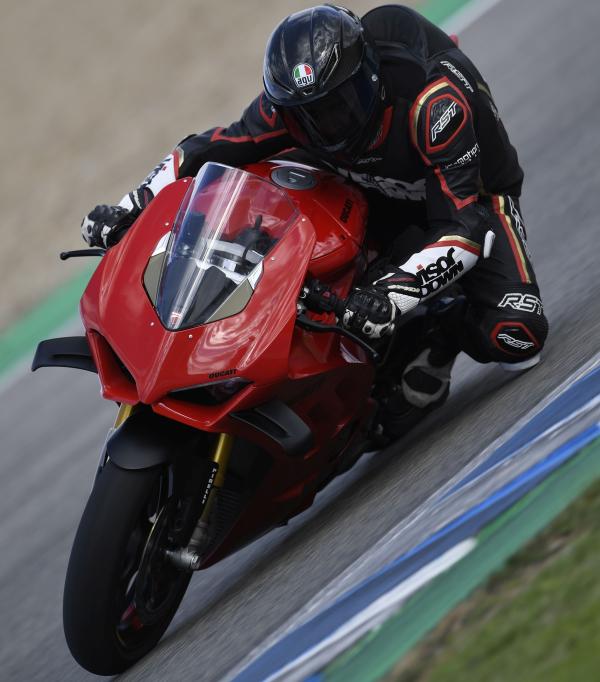 Panigale-v4-s-2022-Visordown-Review