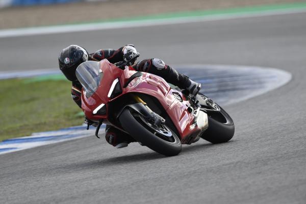 Panigale-v4-s-2022-Visordown-Review