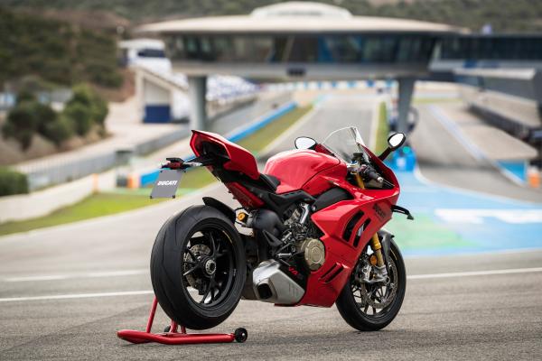 Panigale-v4-s-2022-Visordown-Review