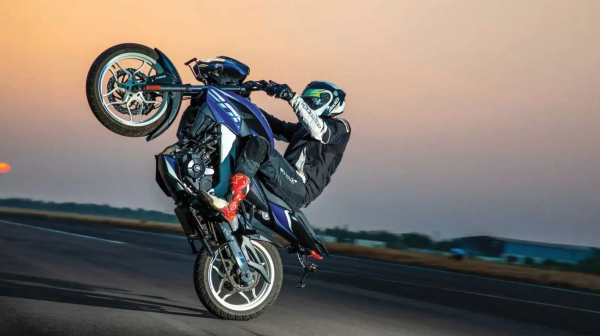 Bajaj Pulsar NS200 wheelie good time