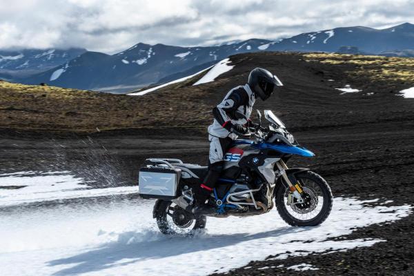 how to ride a motorcycle in snow