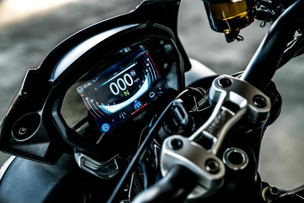 Triumph Street Triple TFT dash