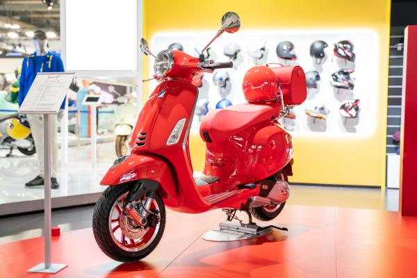 Vespa Primavera Red