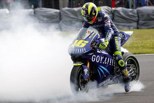 Valentino Rossi returns to Yamaha