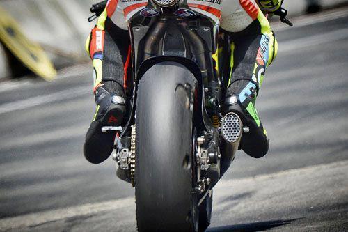 Rossi & Co. suffer tyre delamination