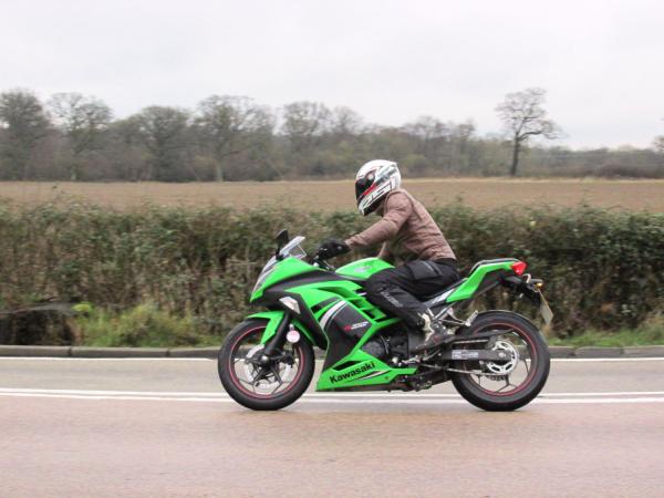 Comparison test: Kawasaki Ninja 300 vs. Daelim VJF250 review