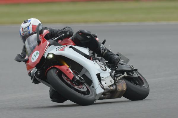 Back-to-back test: Yamaha R1 vs Ducati 1299 Panigale S (2015)