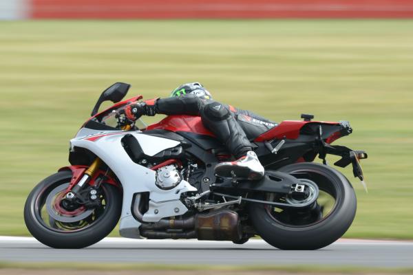 Back-to-back test: Yamaha R1 vs Ducati 1299 Panigale S (2015)