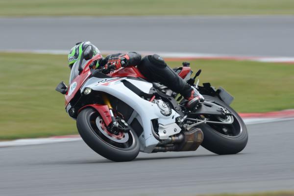 Back-to-back test: Yamaha R1 vs Ducati 1299 Panigale S (2015)