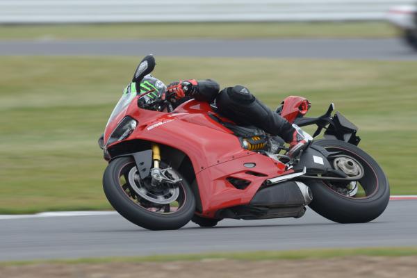 Back-to-back test: Yamaha R1 vs Ducati 1299 Panigale S (2015)