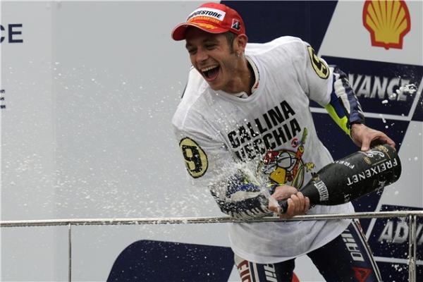 Valentino Rossi returns to Yamaha