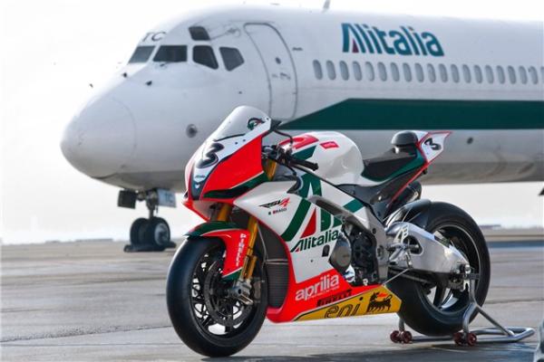 Biaggi-Camier 2010 RSV4 revealed