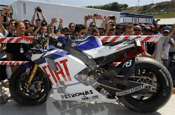 Pictures of Valentino Rossi's M1 after Mugello crash