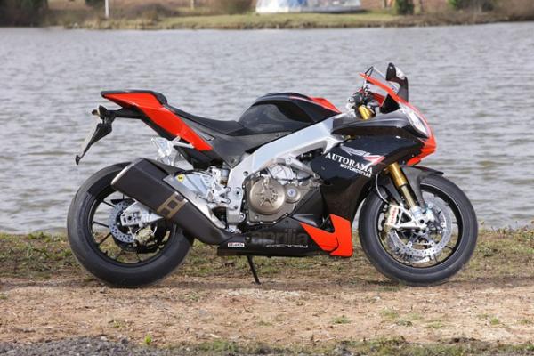 2010 Aprilia RSV4 Factory Mallory Park track test