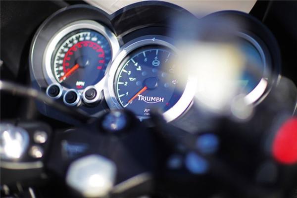 2011 Triumph 1050 Sprint GT road test review