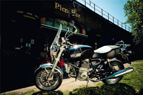 Modern Rockers: Triumph Thruxton, Ducati GT1000, Moto Guzzi V7