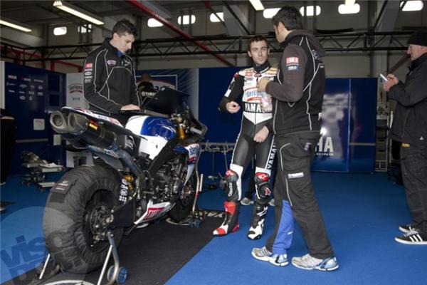 First pics: Eugene Laverty and the Yamaha R1